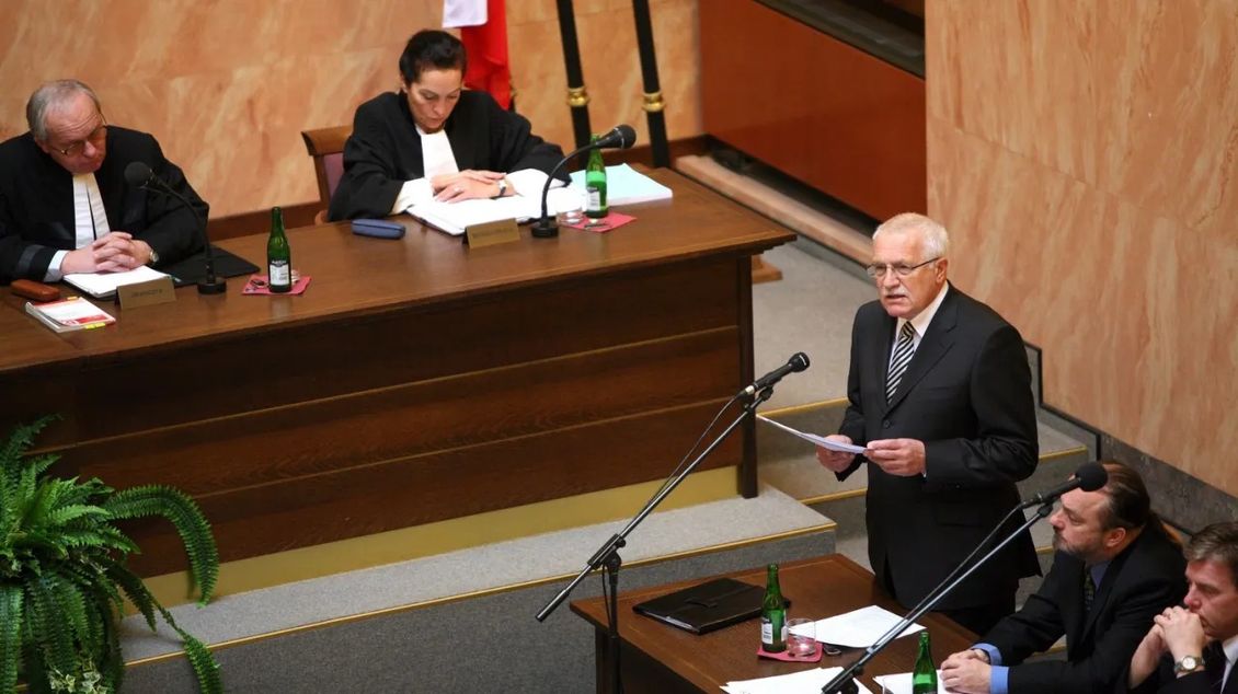 „Zbytečný“ a „politický“ – Klaus učil, jak ignorovat Ústavní soud
